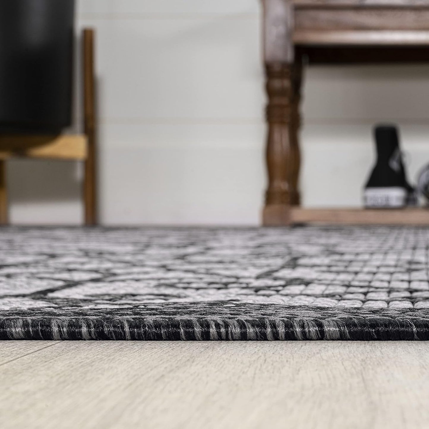 JONATHAN Y Vintage Filigree Indoor Outdoor Area Rug 6X9 Light Gray/Black, Madrid Textured Weave for Backyard, Patio, Porch, Easy-Cleaning, High Traffic, Pet-Friendly, Non-Shedding (SMB107E-6)