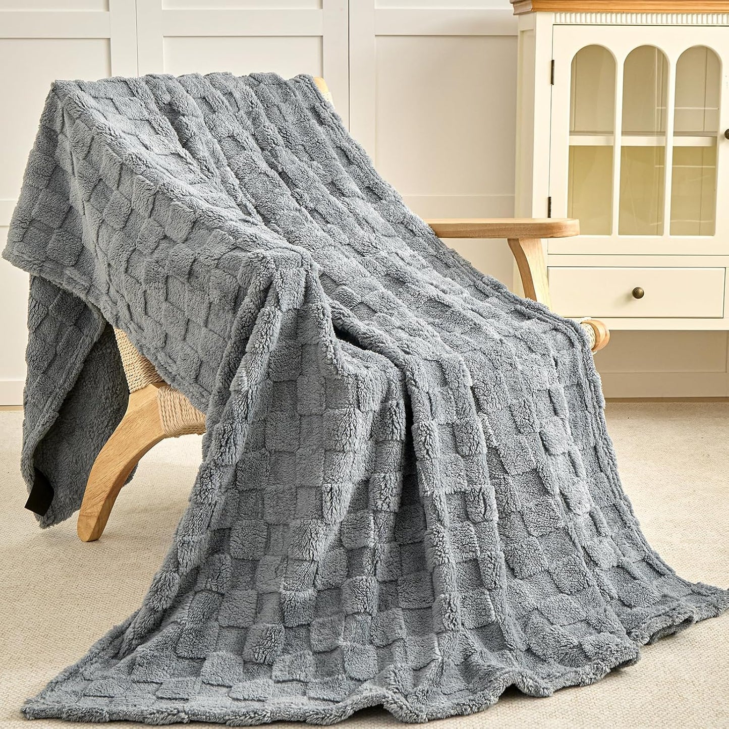 Queen Fleece Blanket for Couch - Super Soft Cozy Throw Blankets for Women,3D Checkered Striped Lightweight Blanket for Girls,All Seasons Flannel Blanket，Bed Home Decor，90x90 Inches